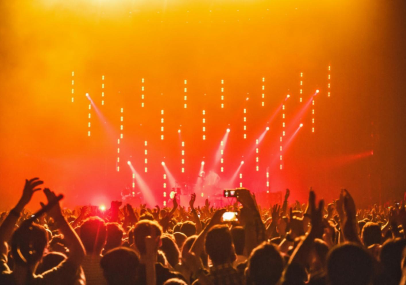 Intensives Sound Design in Aktion mit professioneller Ausstattung