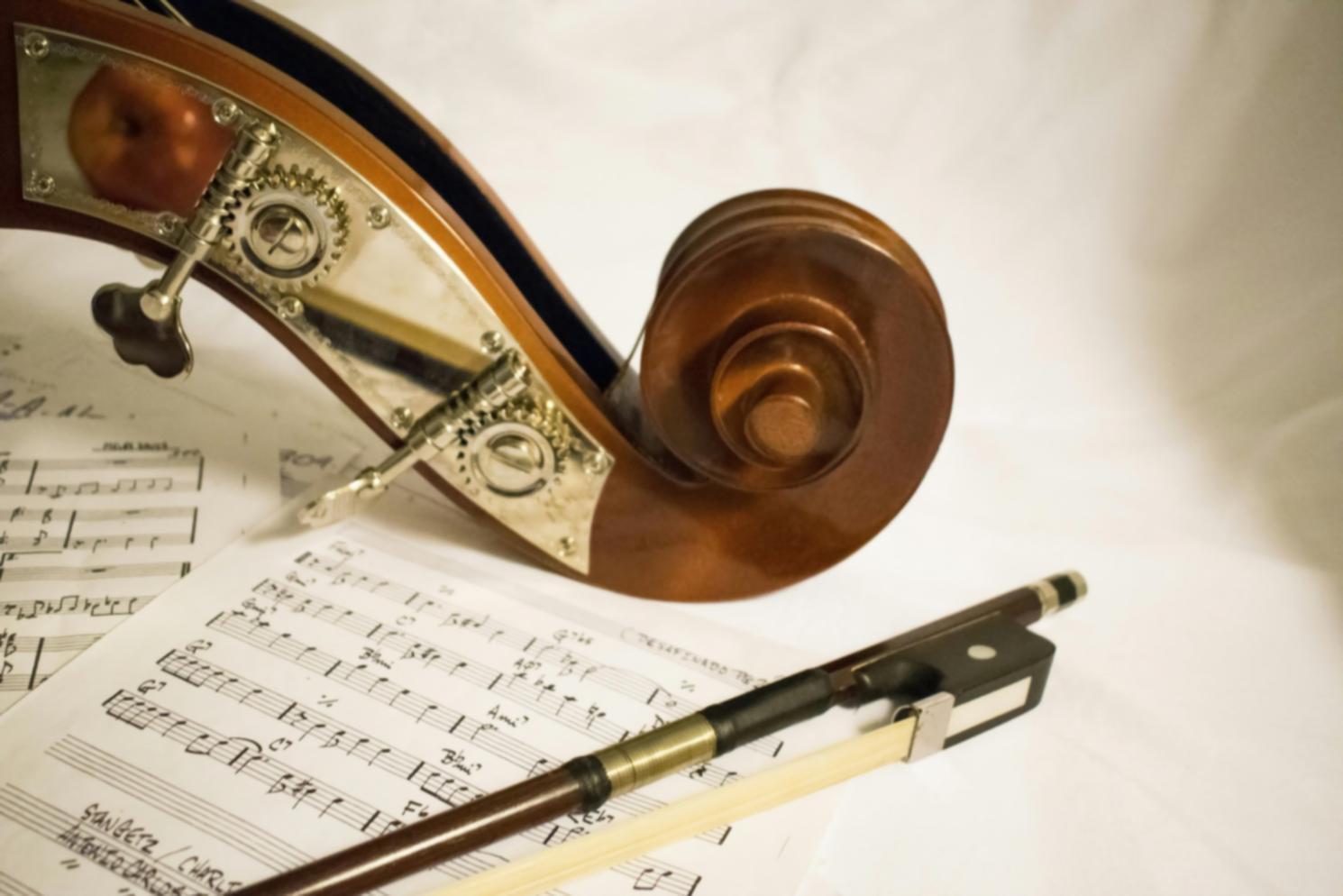 Sound Design Arbeitsplatz mit professionellem Equipment